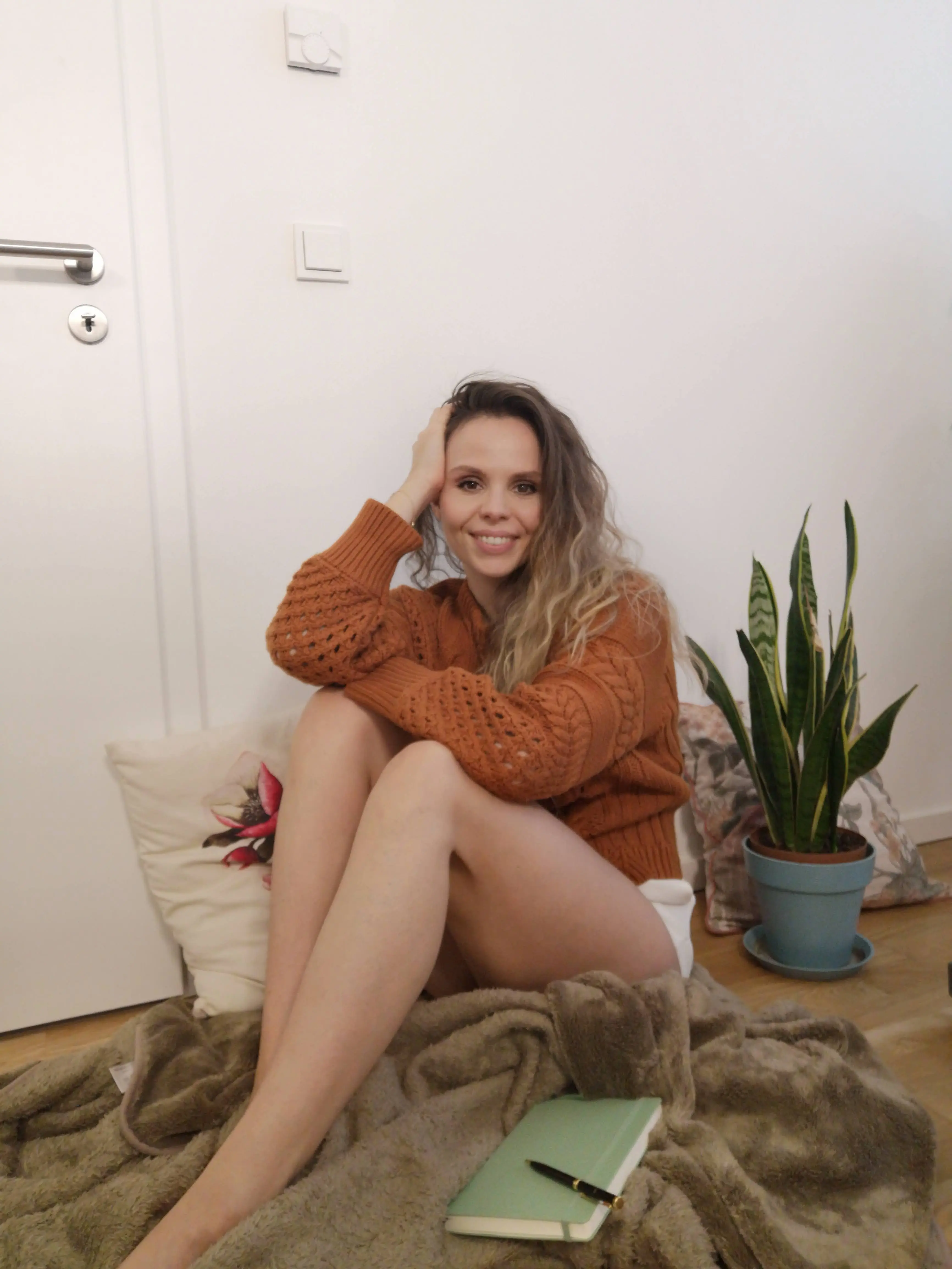 Christine Hauser lächelt zuhause in die Kamera