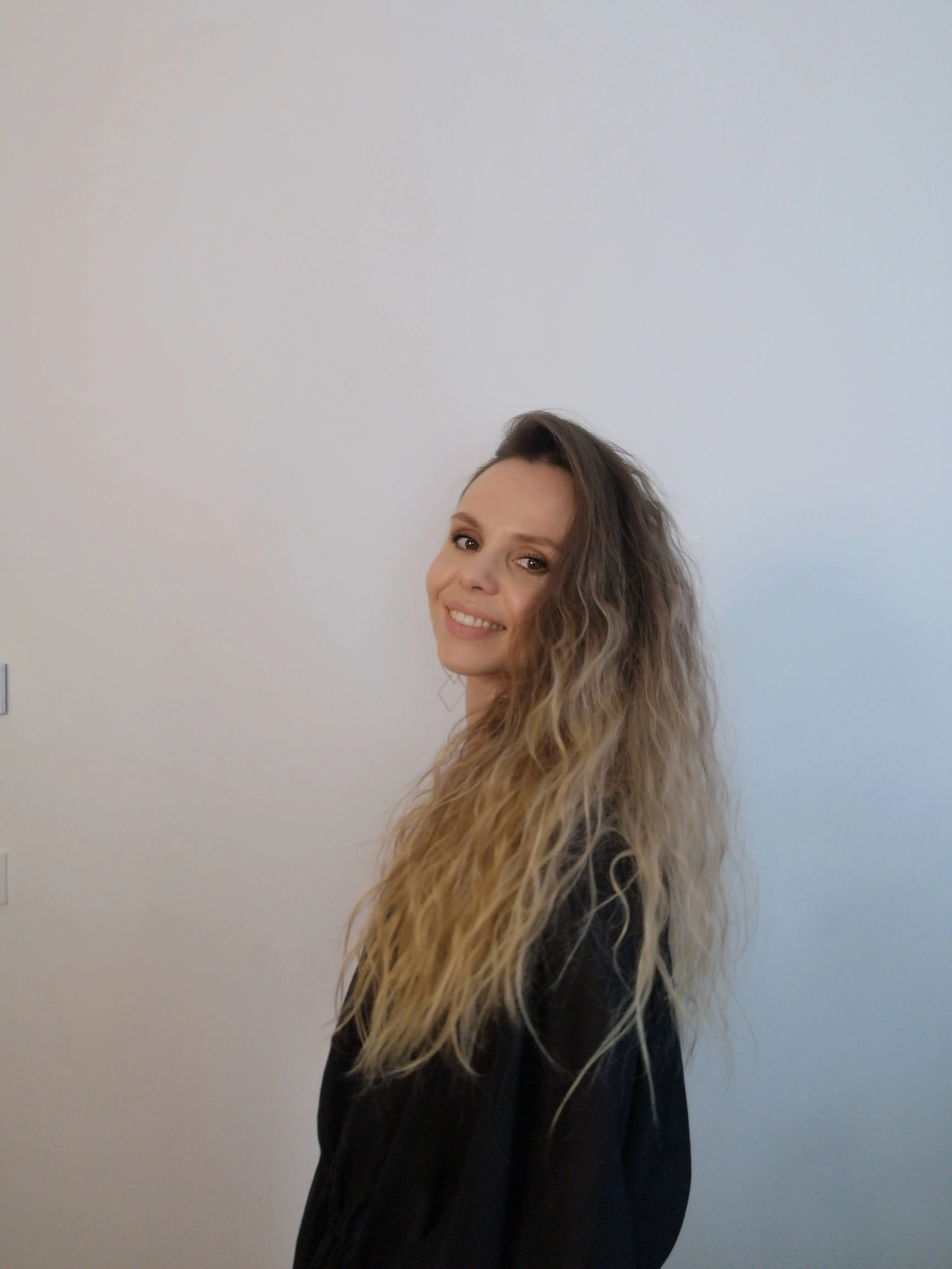 Christine Hauser lächelt über die Schulter